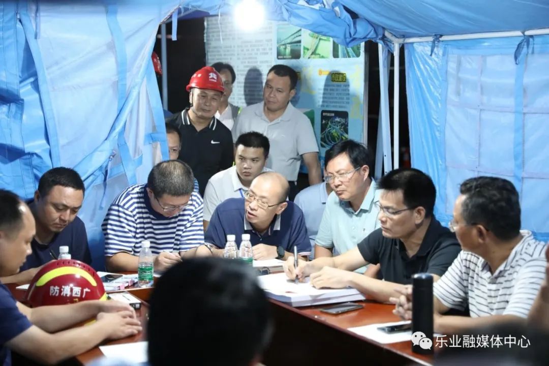 自治区专家组现场研究制定救援方案