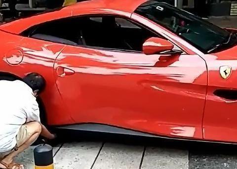 偶遇广东老大爷保养跑车,身穿短袖、凉鞋,等会还要去收租