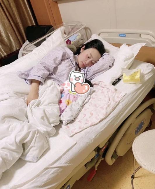 69岁张纪中晒结婚证承认再婚 妻子小他30岁 结婚3年生一儿一女