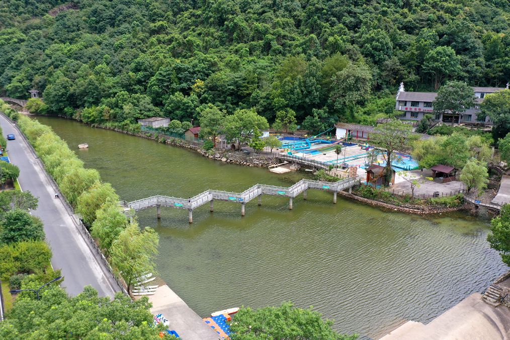 正文   随着各地的民宿和农家乐如雨后春笋,风生水起,双林村的旅游业