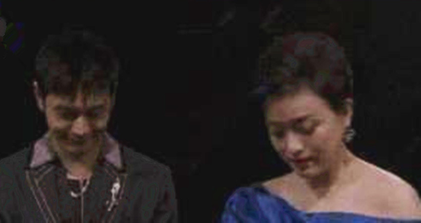 52岁杨澜直播一秒“黑脸”？被疑不满黄晓明抢话，大方回应显情商