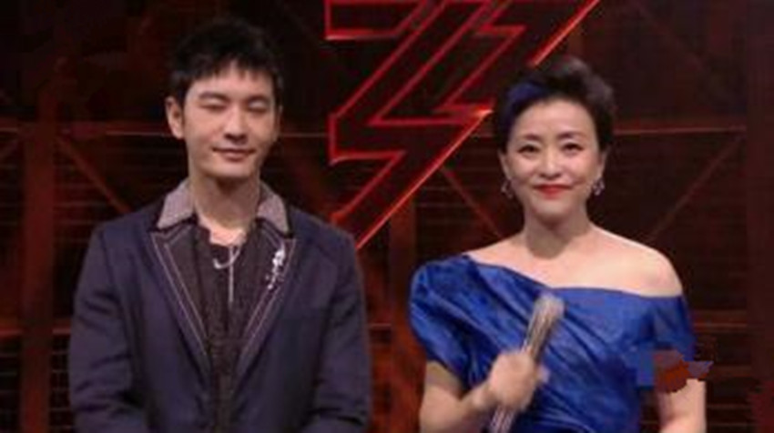 52岁杨澜直播一秒“黑脸”？被疑不满黄晓明抢话，大方回应显情商