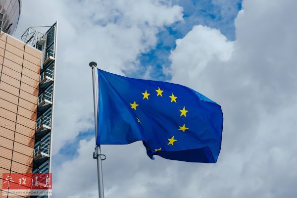 资料图片：7月7日，在比利时布鲁塞尔，欧盟委员会总部前的欧盟旗帜迎风飘扬。（新华社）