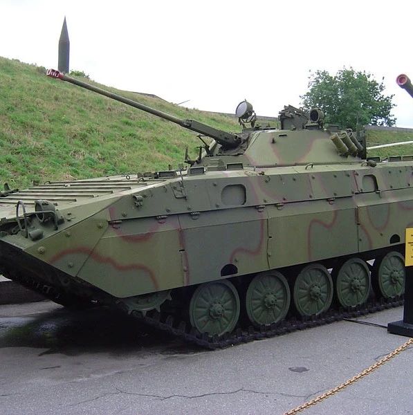 俄军T-90坦克被导弹误射，险些“翻车”丨图说