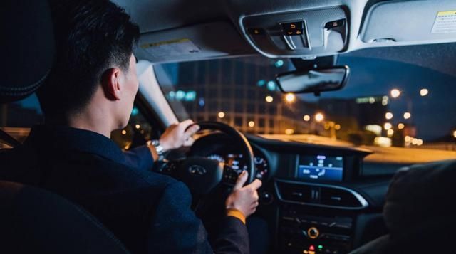 和领导出差坐一辆车该怎么聊天?傻瓜才打