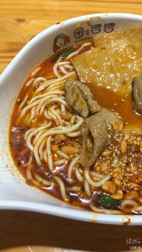 红油肥肠小面，郑州的红油肥肠小面真的比不上重庆和成都的好吃