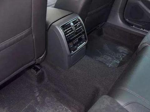 汽车后排地板有凸起，到底有什么用，主要原因是这两点