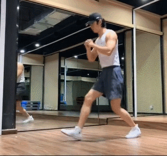 但是这个动作在负重上较轻,不能使用大重量刺激双腿肌肉,箭步蹲称的