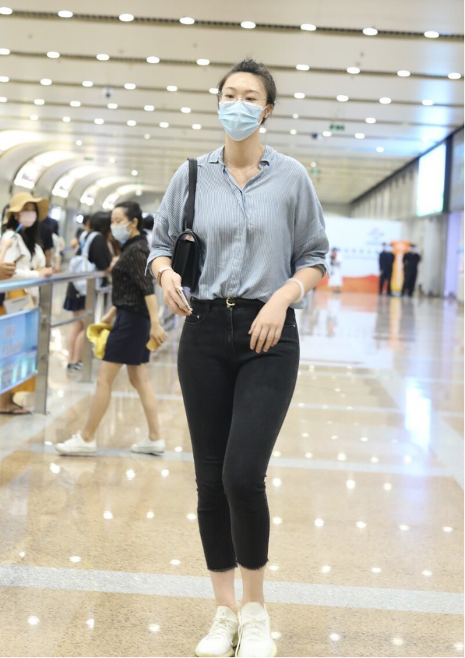 惠若琪机场造型不输"超模",穿条纹衬衫搭配牛仔裤,气场全开