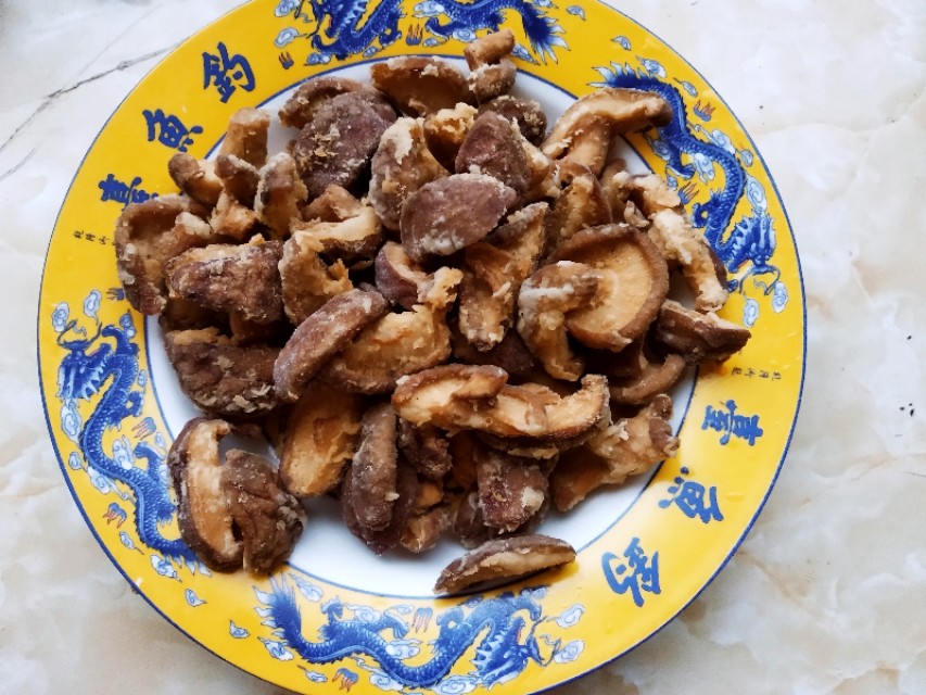 香菇这么做,香酥微辣,孩子超爱吃,媲美烧烤店羊肉串的味道