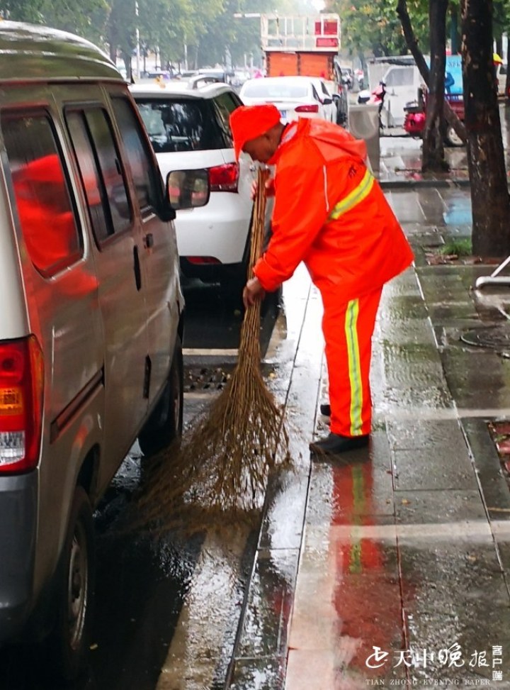 雨中坚守的环卫工人 你们辛苦了