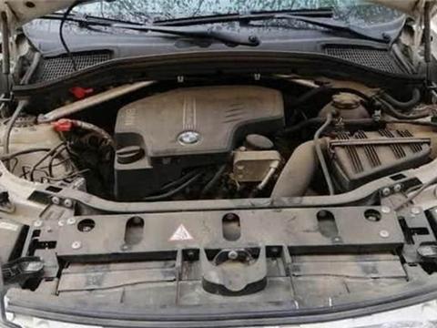 女司机百万宝马3年没保养,修车师傅拆开发动机后：看得直反胃!