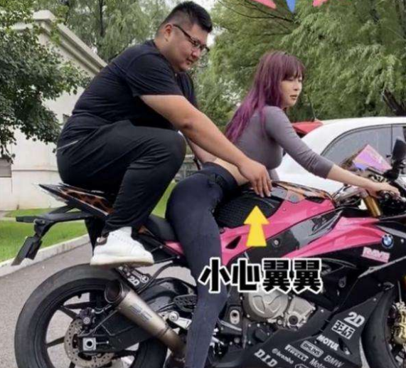 机车女神痞幼再次翻车,除了大饼脸,这次连手也被吐槽