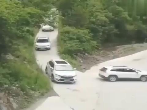 实拍：同样是SUV，同样是转弯，一个弯道就区分出老司机与新手！