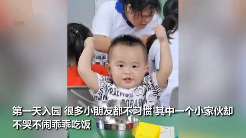 幼儿园老师给娃喂饭凭“发型”成功抢镜,网友:老师也当得不容易 幼儿园老师给娃喂饭凭“发型”成功抢镜,网友:老师也当得不容易