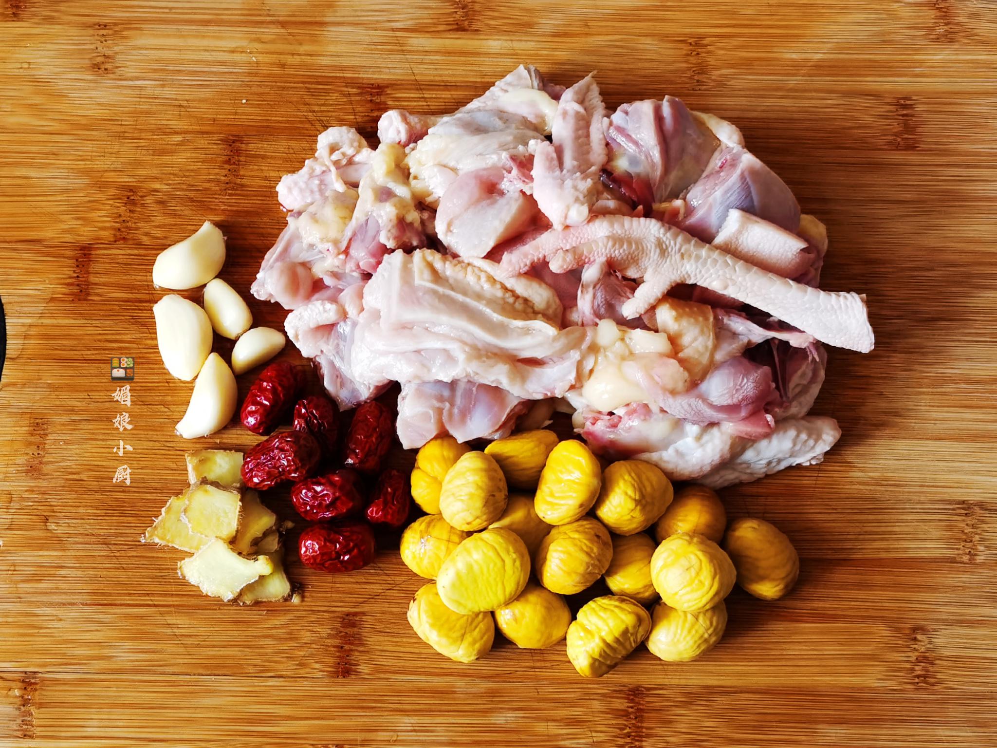 【板栗炖鸡做法】 1,土鸡清理干净剁小块,温水清洗,沥干水,锅烧热加1