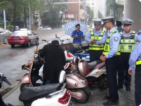 禁摩又限电，家长问：怎么接送孩子？专家出主意，网友：不现实