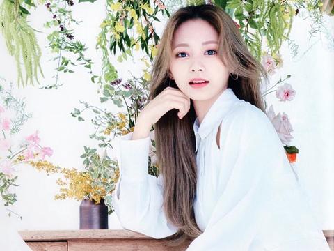 周子瑜以金发配搭校服造型 这个造型会是学校的万人迷