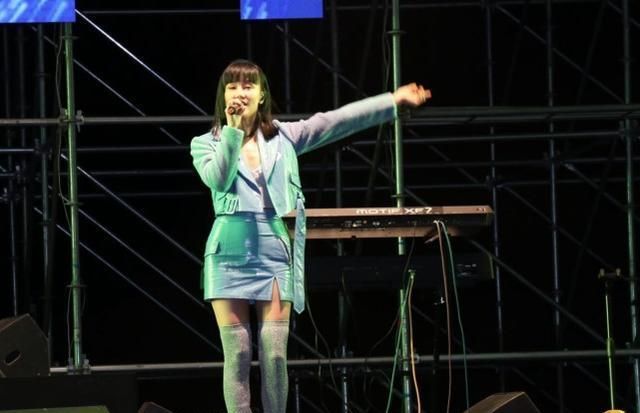 歌手黄龄摔下舞台 爬起来继续演唱 大面积淤青 哭着向观众道歉