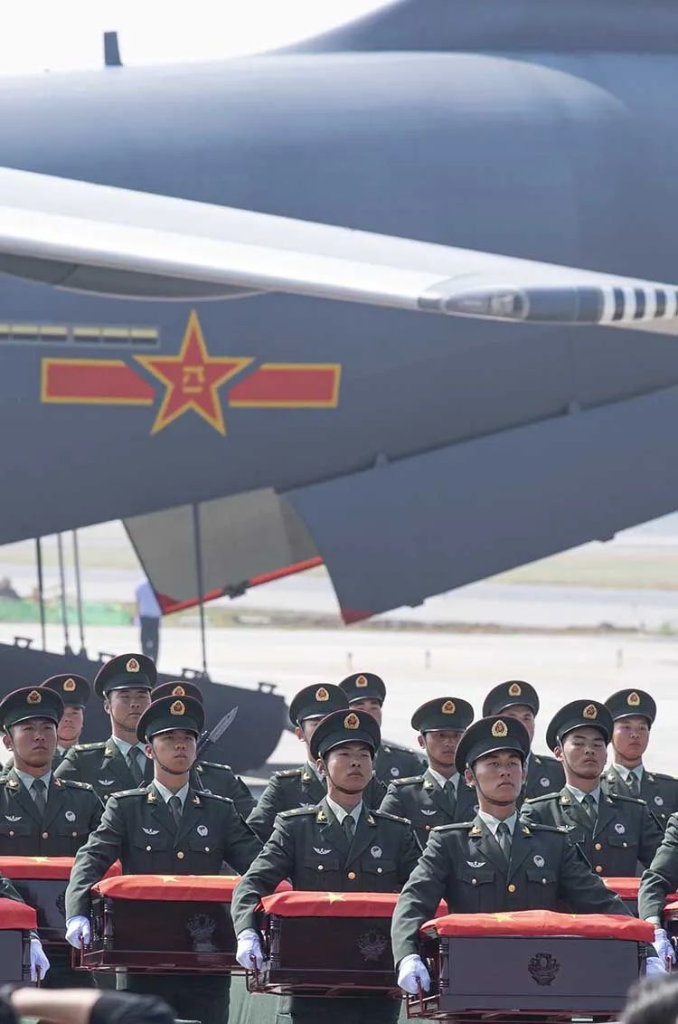 中国人民解放军礼兵护送在韩中国人民志愿军烈士遗骸,预备脱离桃仙机场 。沈阳桃仙国际机场(新京报记者 陶冉 倪伟 拍照报道)