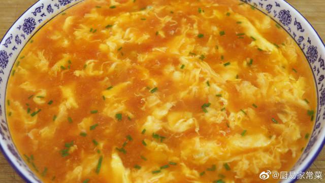 西红柿鸡蛋汤，教你倒蛋液的正确做法，蛋花漂亮又鲜嫩，原滋原味