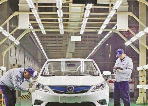 这个国家的许多地方都有连续的暴雨,注意车一族,别让你的车受伤