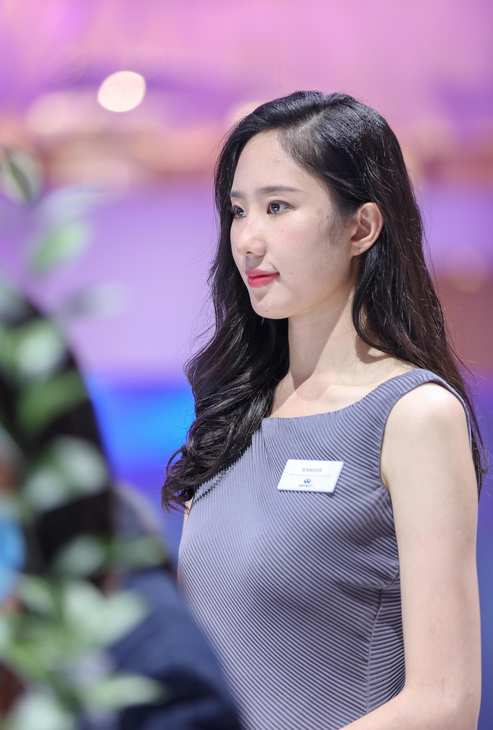 北京车展礼仪颜值超车模，撞脸明星，猜猜像谁？