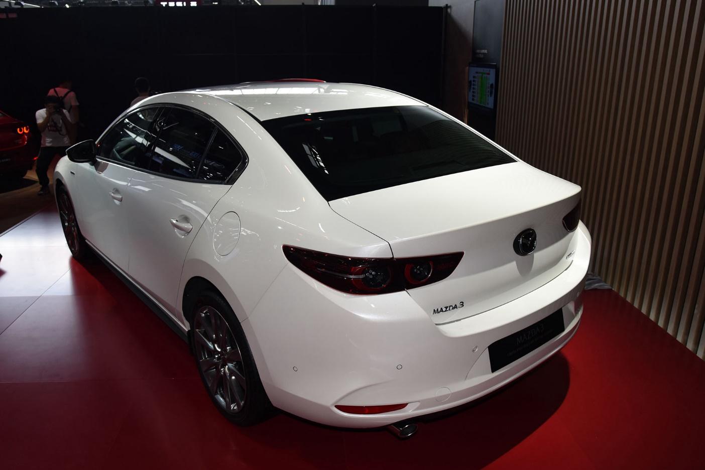 内饰方面,昂克赛拉百年纪念版采用了白色内饰与勃艮第红座椅的双拼配色,简洁且高雅,但在其他方面和现款车型整体保持一致。(配图为:普通版车型)