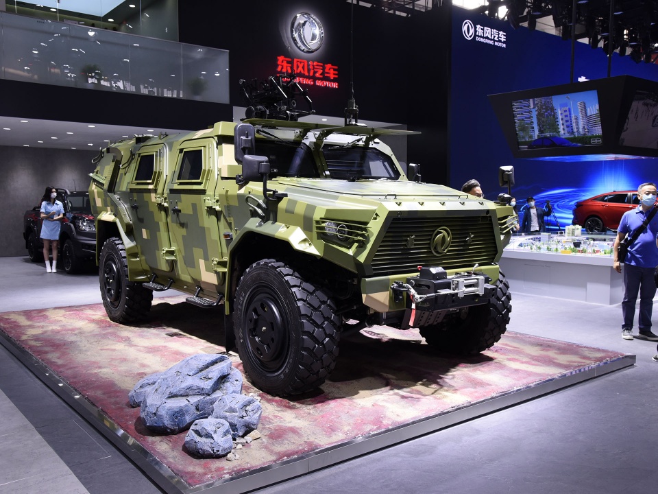 为了引起关注，东风直接把一辆4吨的军用猛士摆上了北京车展展台
