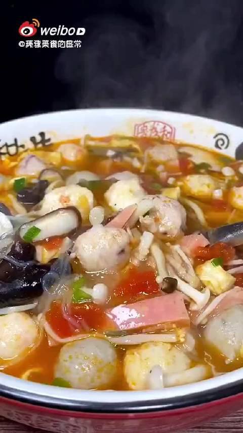 鱼丸菌菇汤，一个菜，各种食物都包括了