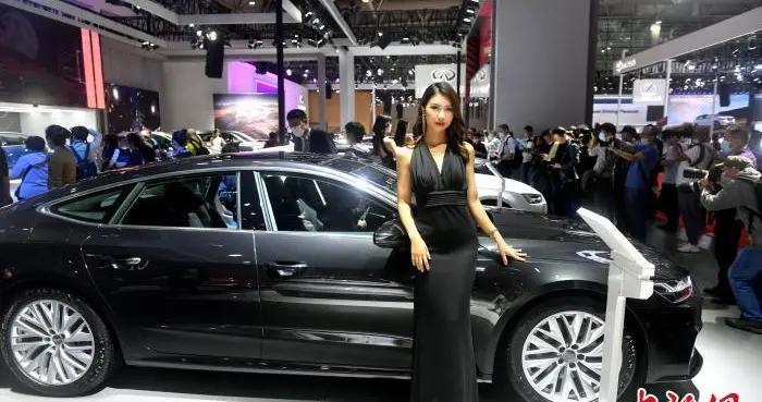 福州国际车展开幕 众车模抢眼