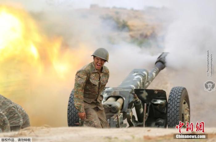 当地时间9月29日，亚美尼亚国防部发布的一组前线照片中，士兵正在发射炮弹。