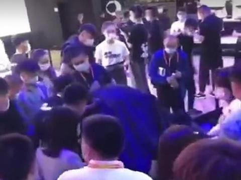 女子车展上“维权”被壮汉用黑布蒙住抬走,真相并没有这么简单