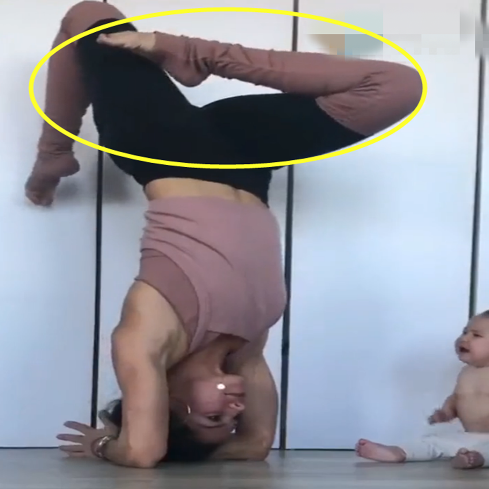 妈妈在倒立练瑜伽，宝宝凑近捣乱，网友：这个举动太可爱了