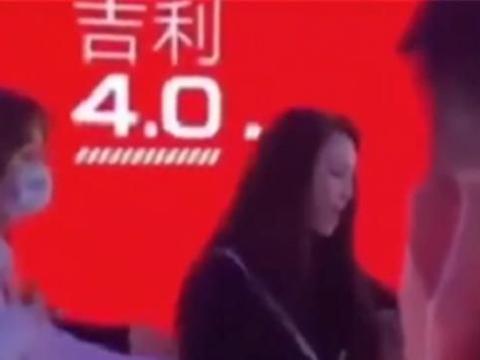 车展上,吉利展台有人“闹事”,现场直接裹黑布带走