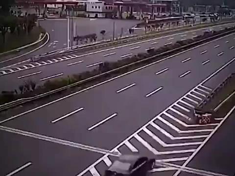 监控实拍时速180的奥迪撞上隔离带，司机还有生还的机会吗？