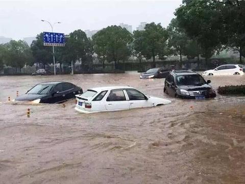 为啥有些车主宁愿让车泡在水里也不去挪?保险公司：这才是高手!