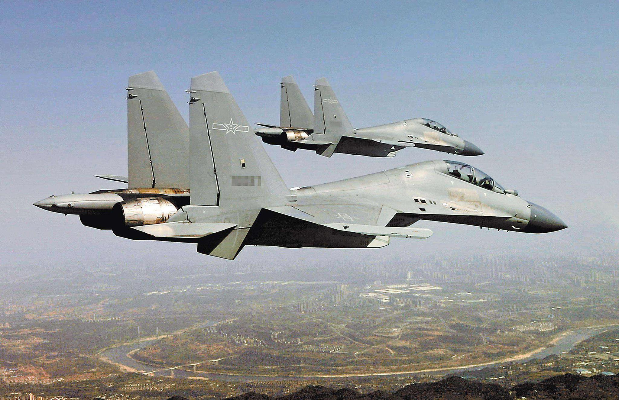 美军两架F-35“闪电”战斗机飞行中被闪电击中，严重受损