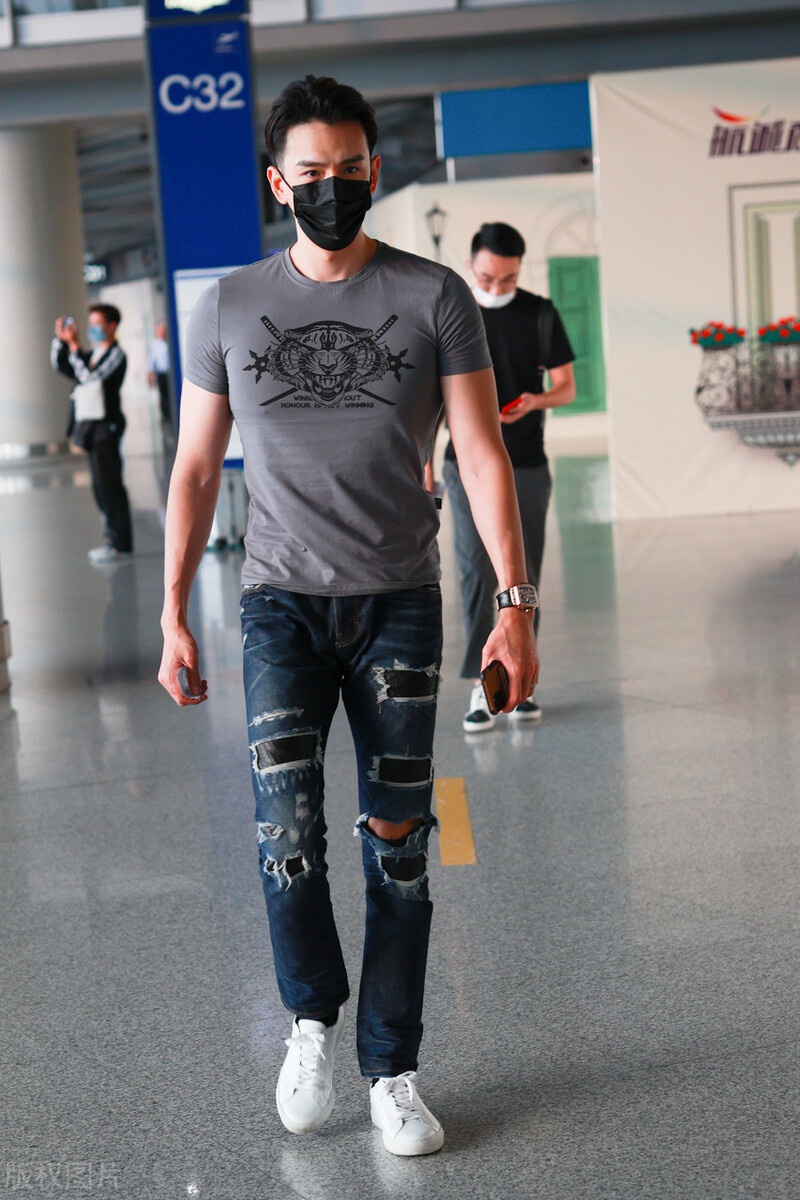 经超一袭灰色紧身短袖大秀腹肌 大长腿气场很强 腹肌 紧身 超一 新浪新闻