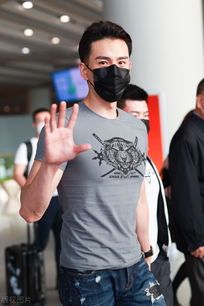 经超一袭灰色紧身短袖大秀腹肌 大长腿气场很强 腹肌 紧身 超一 新浪新闻