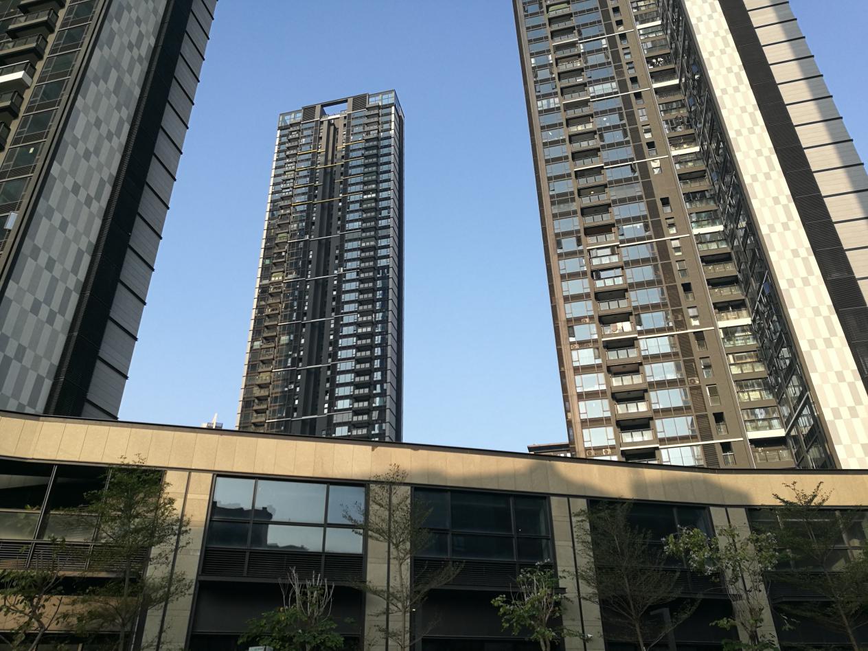 发现很多楼盘都是奇偶层,楼上1梯4户,楼下1梯2户