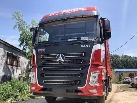 康明斯发动机,800L油箱,还有双卧铺,三一8X4载货车来了