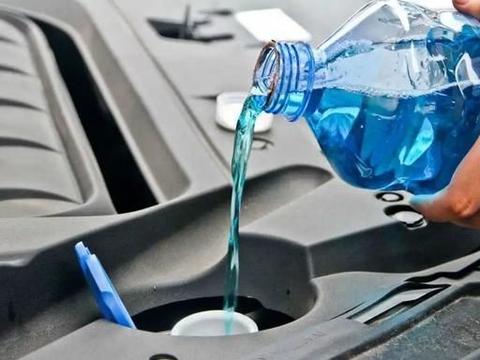 问答：汽车玻璃水没有了,可不可以用自来水和洗洁精代替?