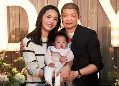 娶了二婚女的男星，靳东独宠二婚妻子8年，而她47岁还在努力备孕