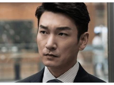 曾经获得双料影帝的曹承佑，是成熟的男人，也是名副其实的演员_新浪新闻