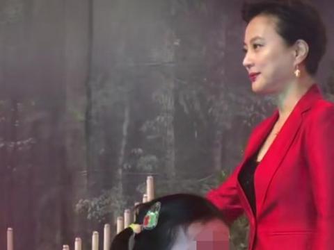 甜歌皇后李玲玉为婚礼献唱，报酬达六位数，商演舞台简陋秩序混乱