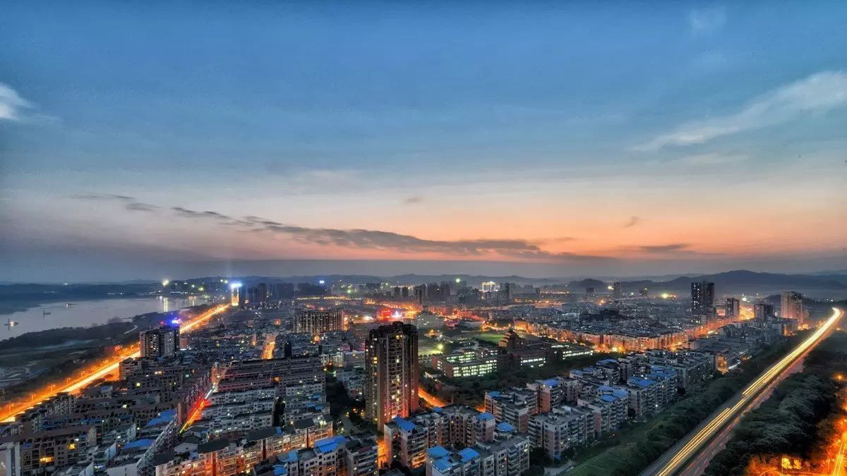 在格林童趣儿童摄影店照片人物怎么不在中间呢？