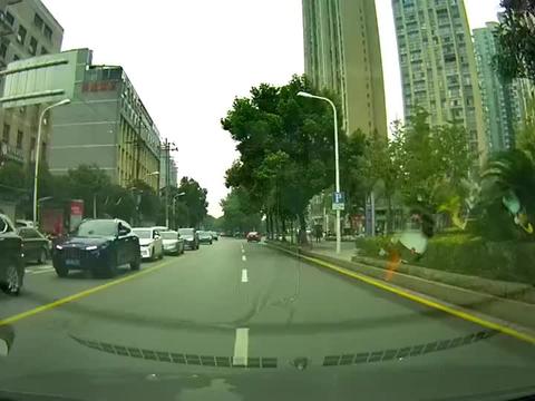 监控实拍：后视镜是个好东西，可惜他没有，这种情况我有责任吗？