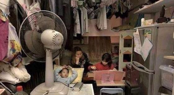 真有勇气！24平房间住三口人，厨房和卧室共用，父母还生了二胎