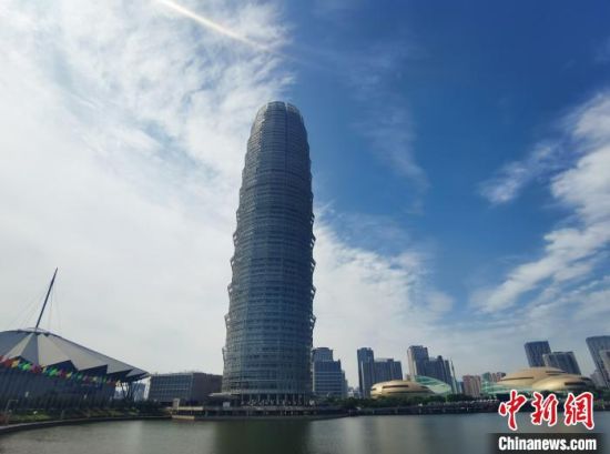 资料图:郑州“玉米楼”上空蓝天白云 刘鹏 摄